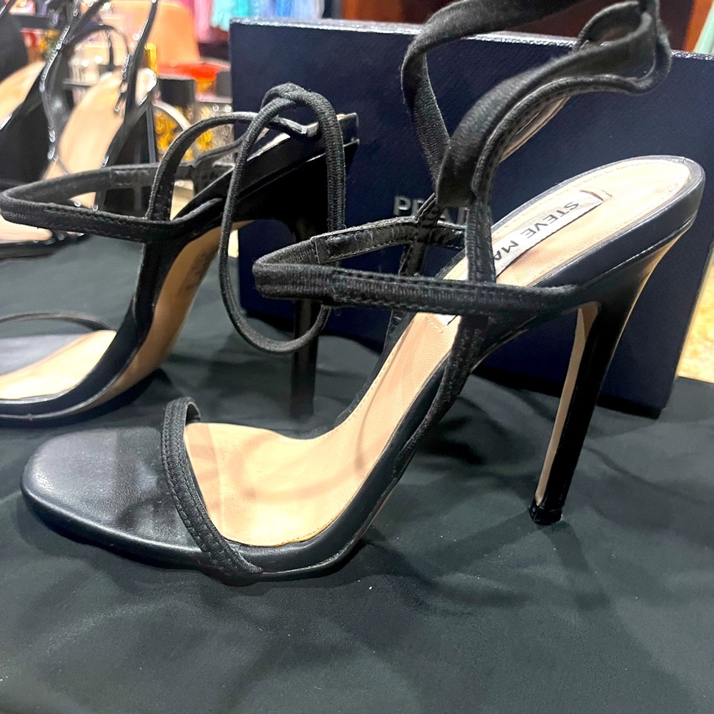 Steve Madden Size 7 Black Strappy Open Toe Nectur Sandals Heels